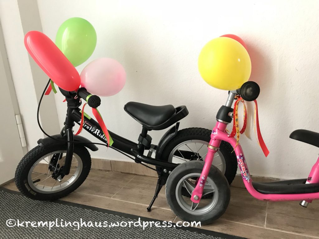 Laufrad mit Luftballons