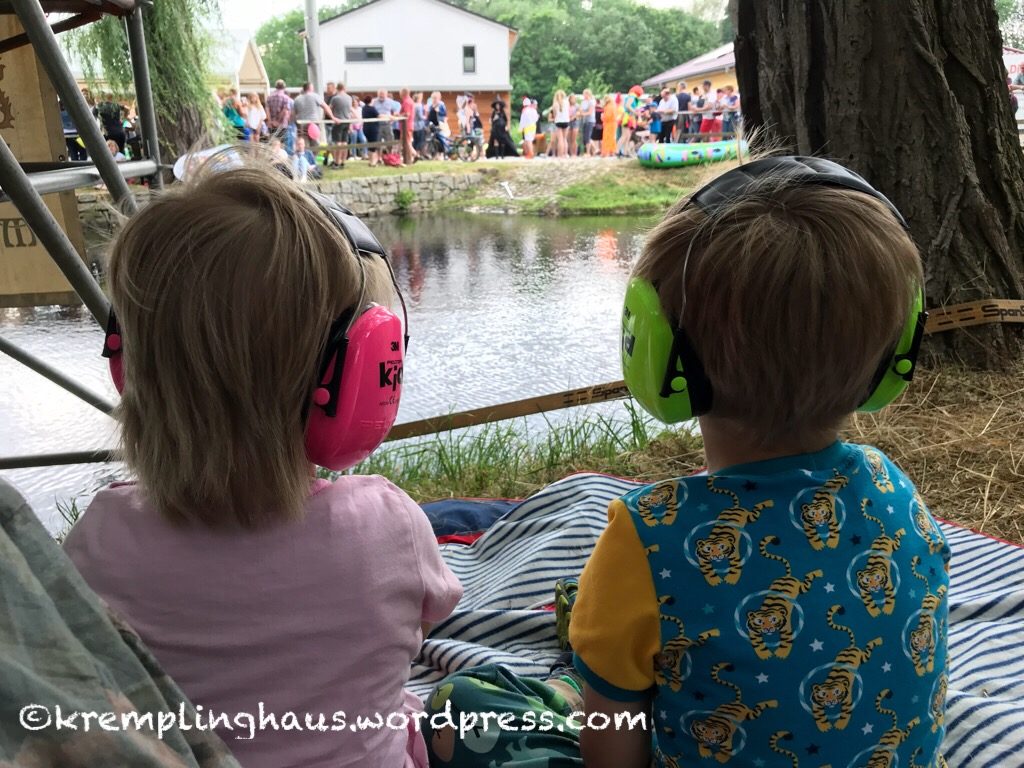 Wochenend-Ausflug: Kinder mit Gehörschutz schauen auf Teich