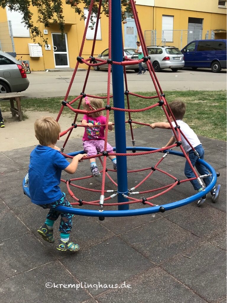 Kinder fahren Karussell