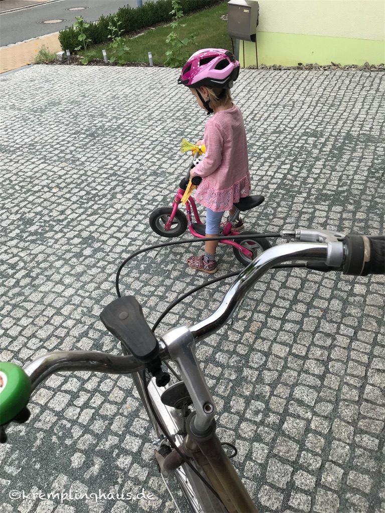 Kind mit Laufrad