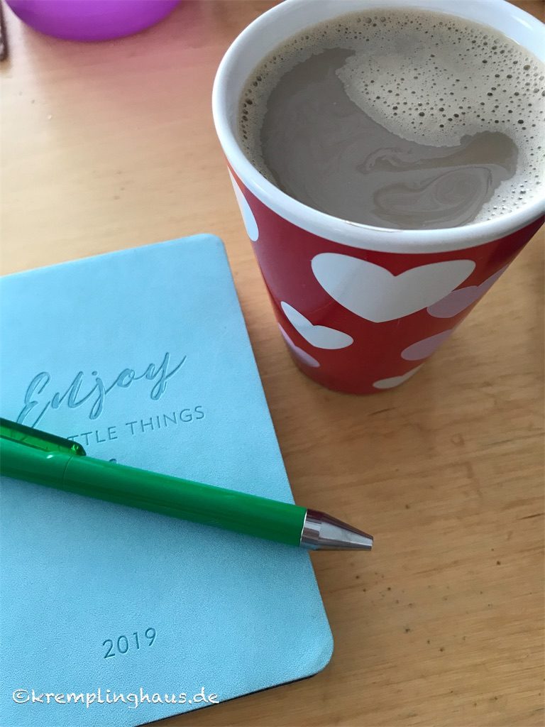 Wuttagebuch bei einer Tasse Kaffee schreiben