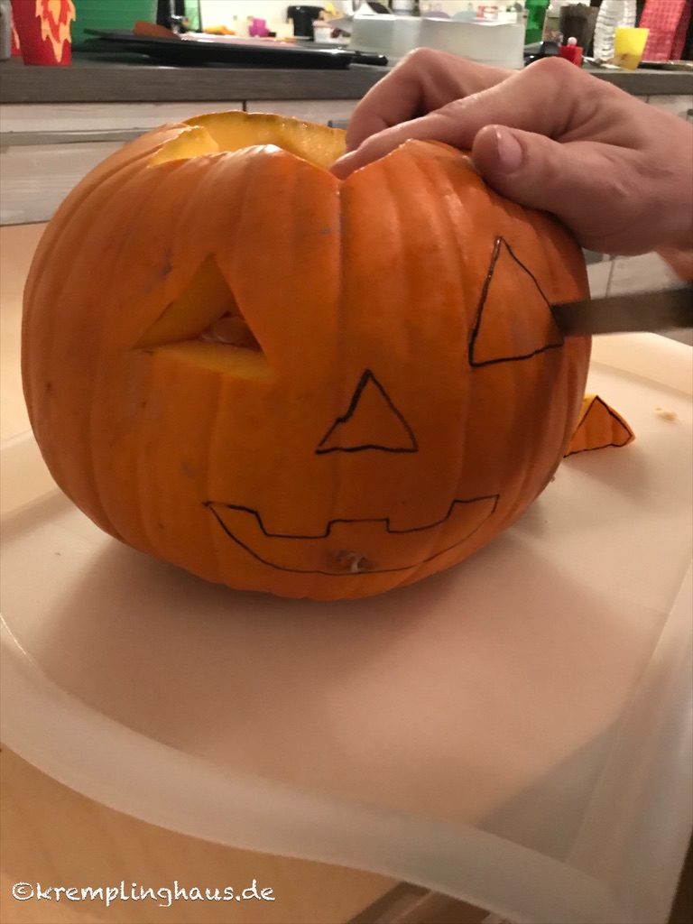 Halloween Kürbis schnitzen