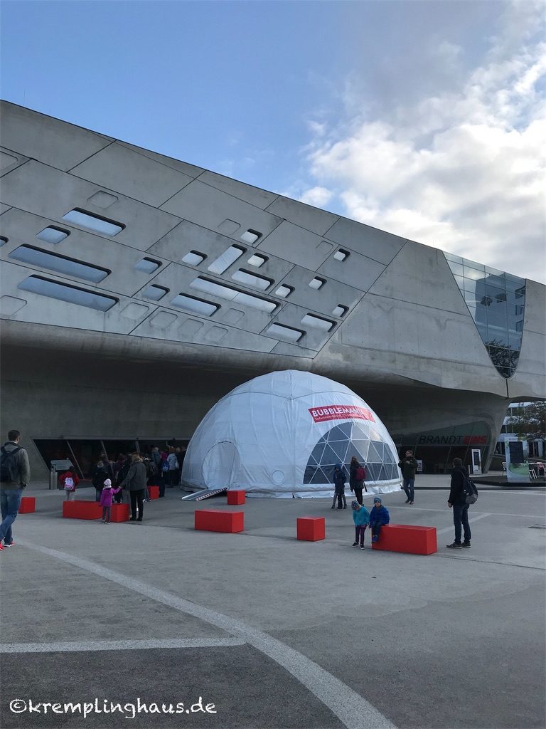 Phaeno Wolfsburg Eingangsbereich mit Kuppelzelt der Bubblemania