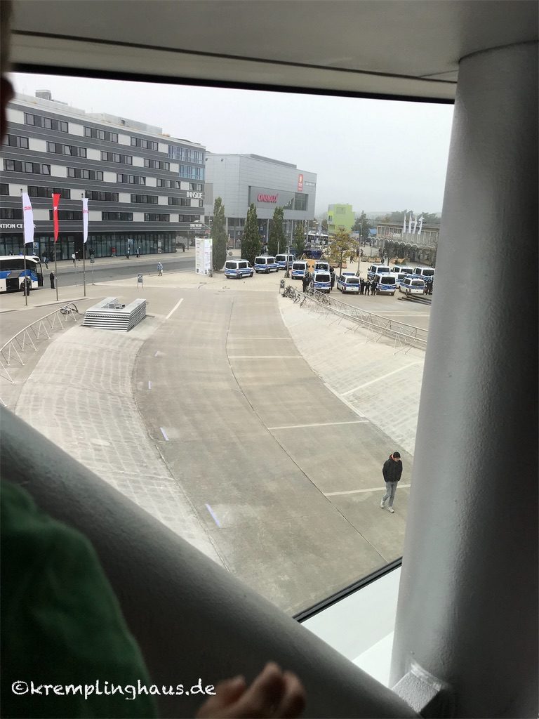 Viele Polizeiautos auf dem Bahnhofsvorplatz in Wolfsburg