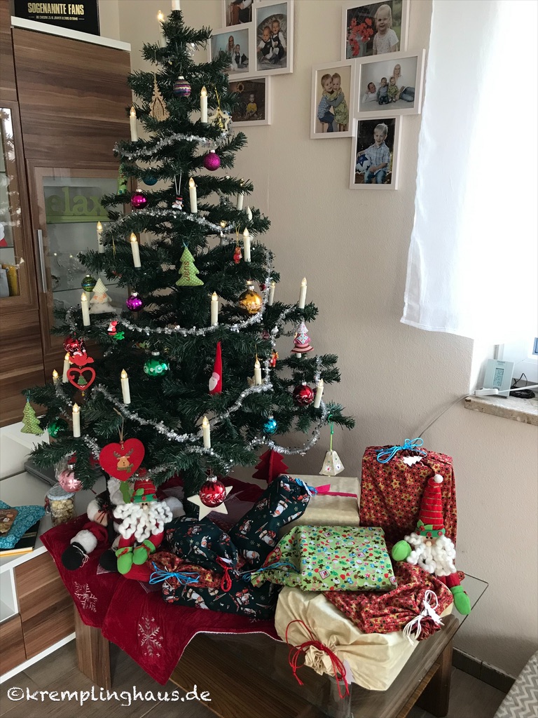 Weihnachten 2019 
Weihnachtsbaum mit Geschenken