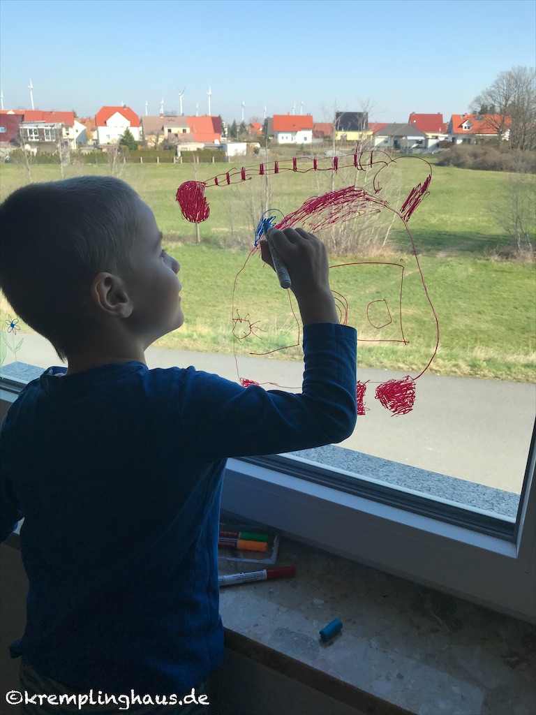 Fenster mit Kreidestiften anmalen