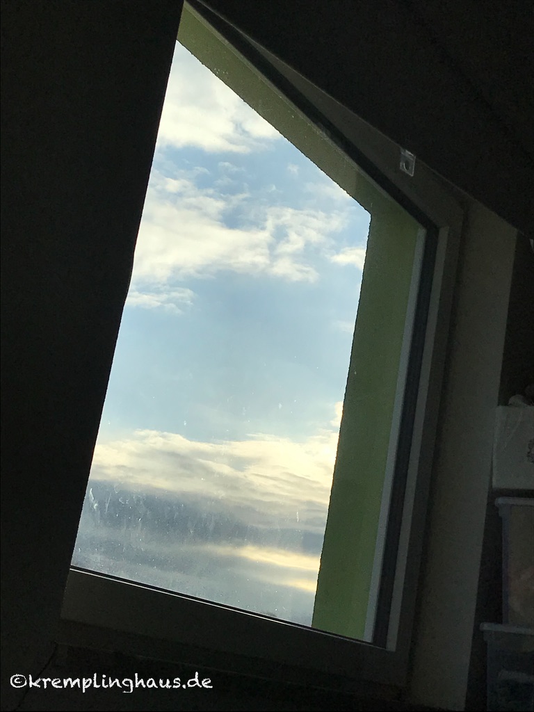 Blauer Himmel im Fenster