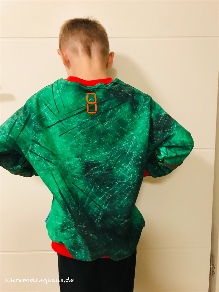 Grüner Geburtstagspullover Rückenansicht mit aufgedruckter 8 im Nackenbereich