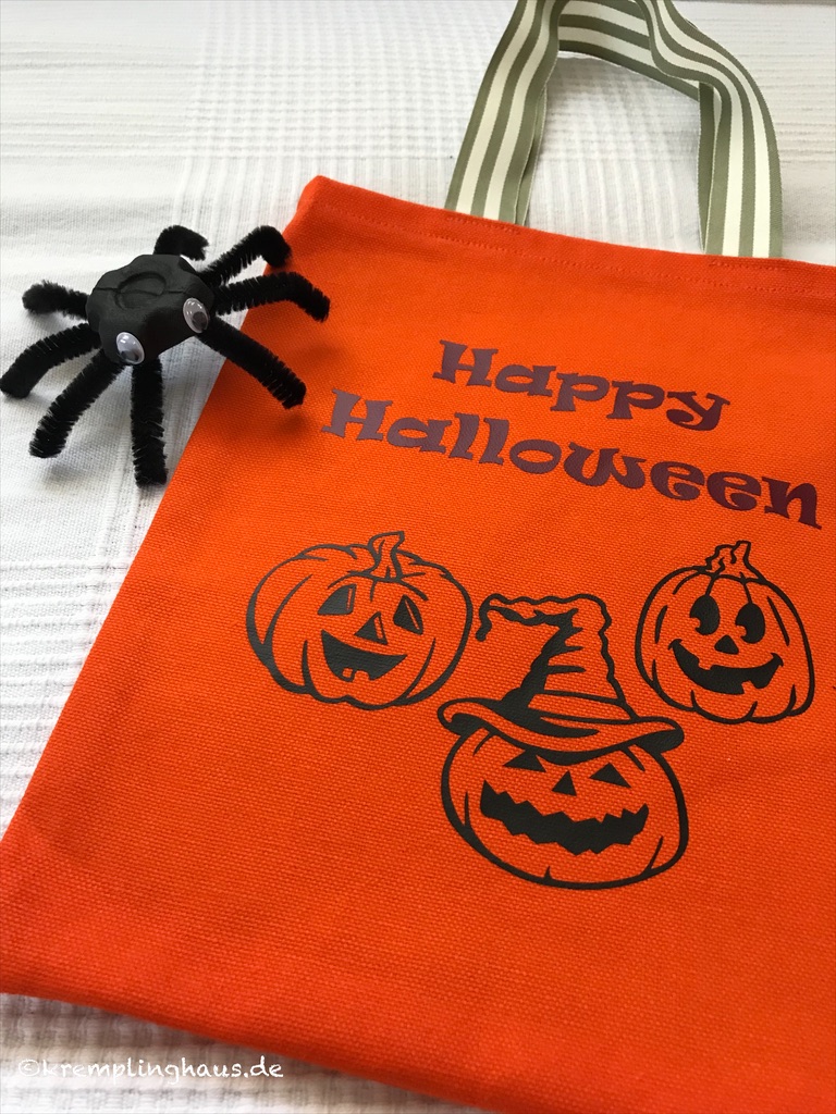 Halloween Süßigkeitenbeutel mit gebastelter Spinne