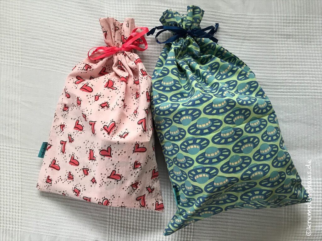 Zwei gefüllte Geschenkbeutel. 