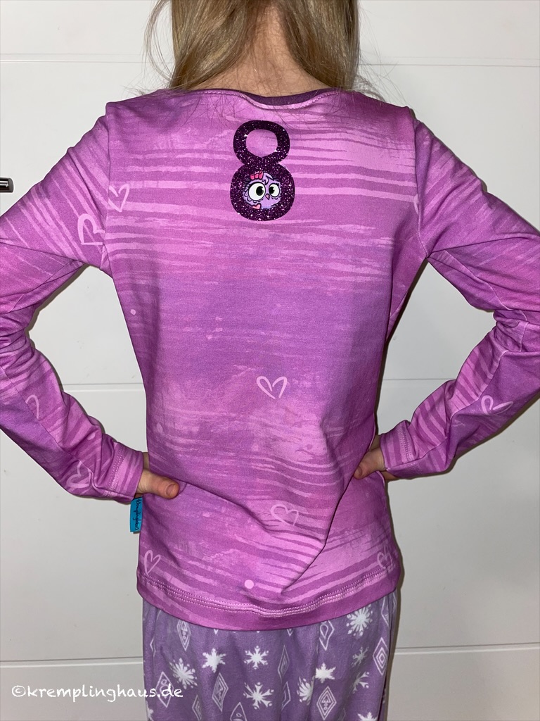 Violettes Geburtstagsshirt Rückenansicht mit Glitzerzahl 8