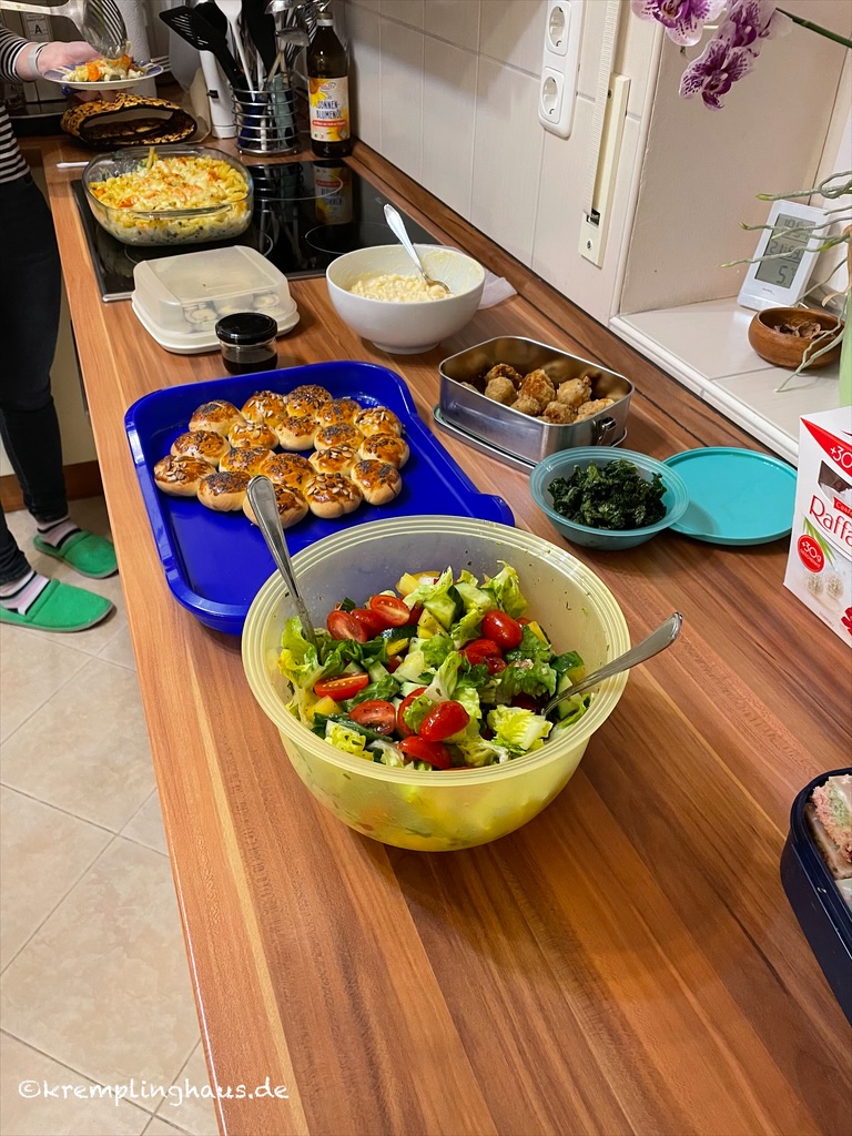 Essensbuffet mit gemischtem Salat, Brötchenblume, Nudelauflauf, Eiersalat, ...