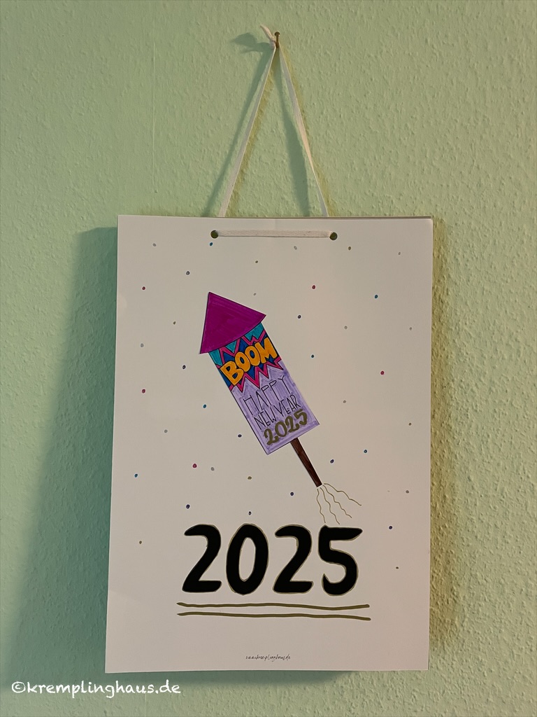 Kalender hängend an der Wand 
Deckblatt mit Rakete