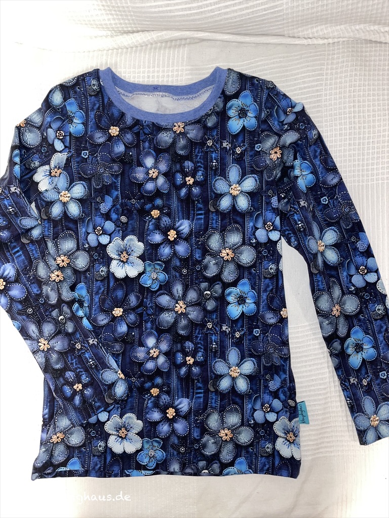 Mädchenshirt in Blau mit Blumen