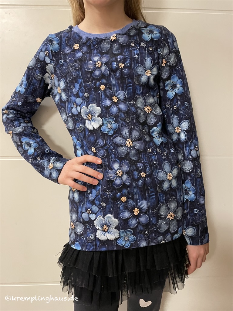 Tragebild Kind mit blauen Langarmshirt mit Blumenmuster in Jeansoptik