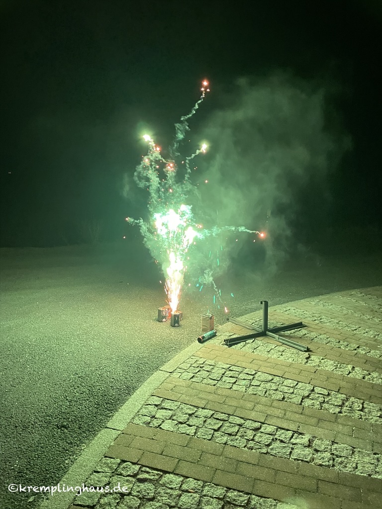 Silvesterfeuerwerk Fontäne am Straßenrand