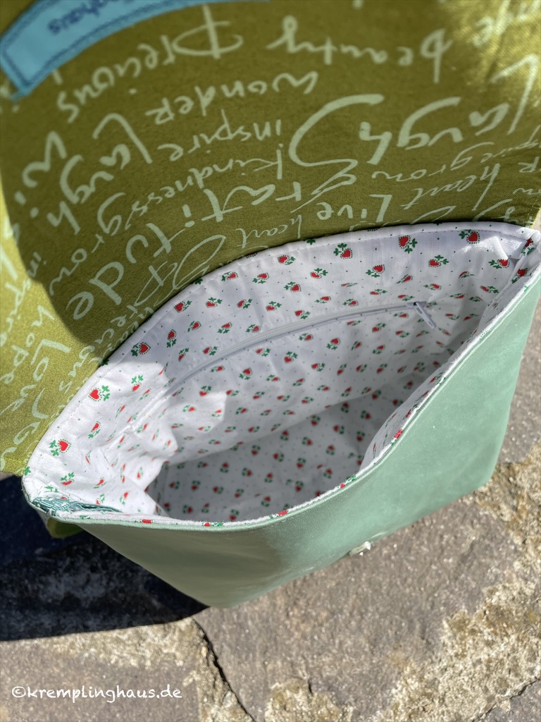 Innenansicht Tasche Blubb weißer Stoff mit kleinen roten Herzen und grünen kleeblättern