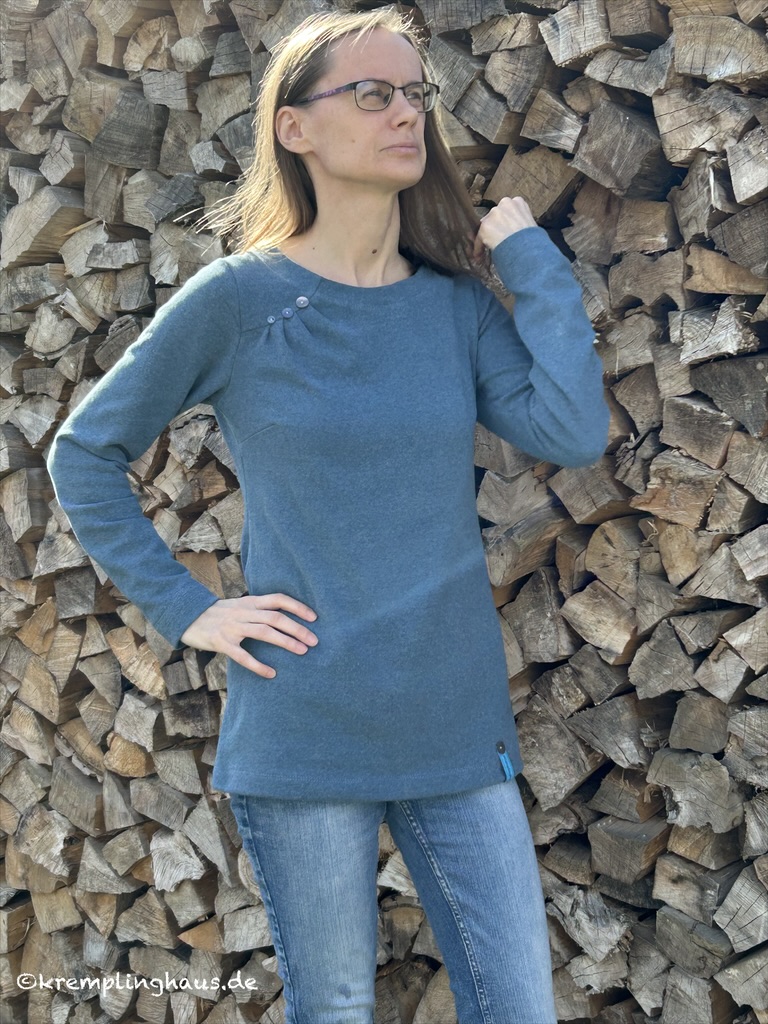 Damenpullover Agathe von Konfetti Patterns aus Strickstoff Bene in Rauchblau