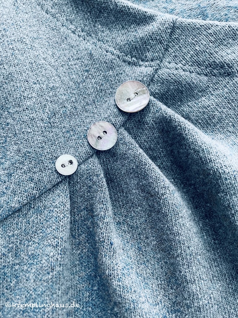 Detail Perlmuttknöpfe an Faltenlegung rechte Schulterseite