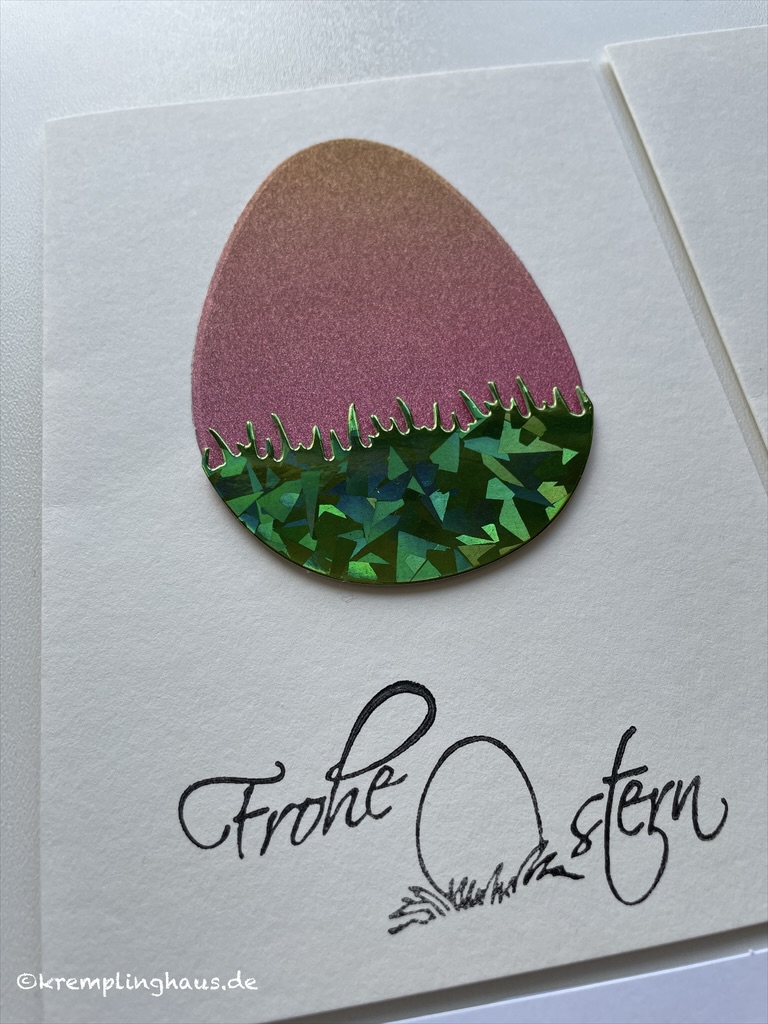Osterkarte mit gestempelten Spruch Frohe Ostern und einem Großen pinken Glitzerei mit grünem Gras