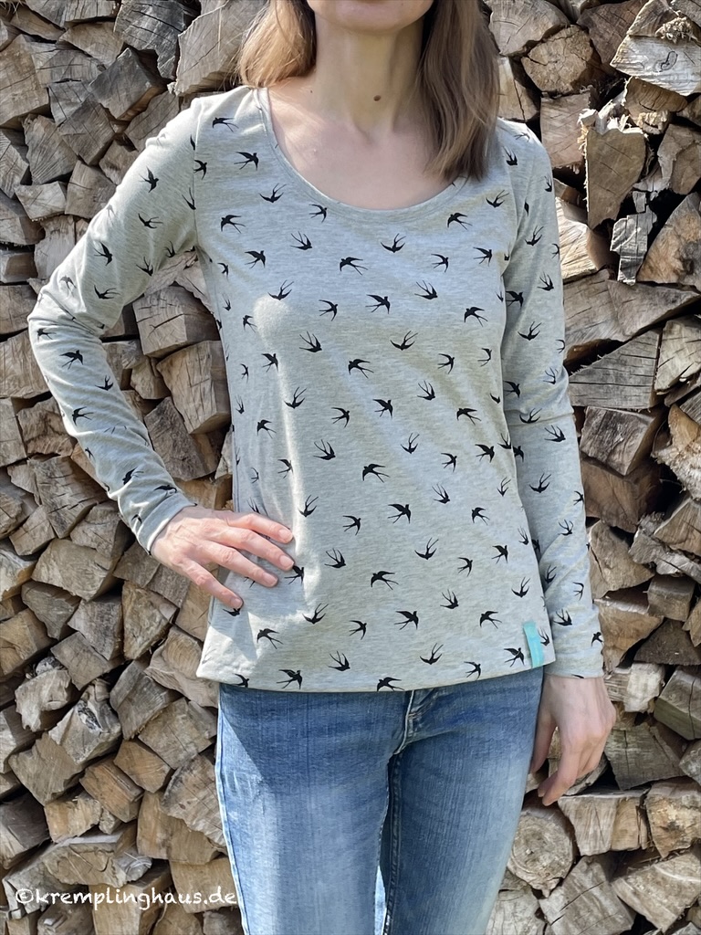 Shirt Liv mit langen Ärmeln Grau mit schwarzen Schwalben
Vorderansicht