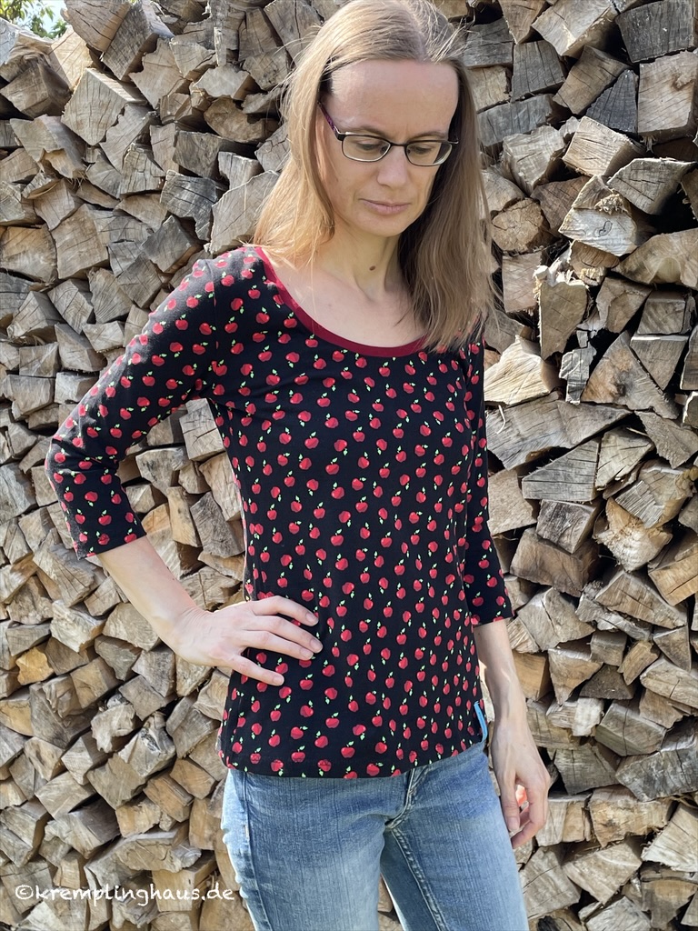 Shirt Liv mit 3/4-langen Ärmeln schwarz mit kleinen roten Äpfeln