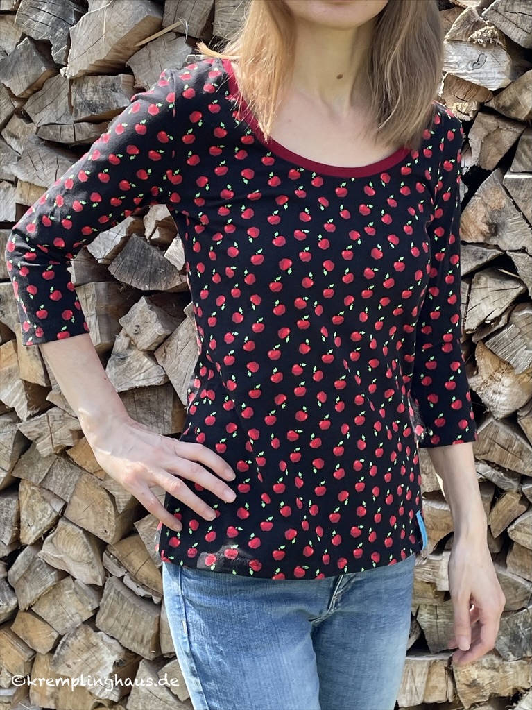 Shirt Liv mit 3/4-langen Ärmeln schwarz mit kleinen roten Äpfeln Vorderansicht
