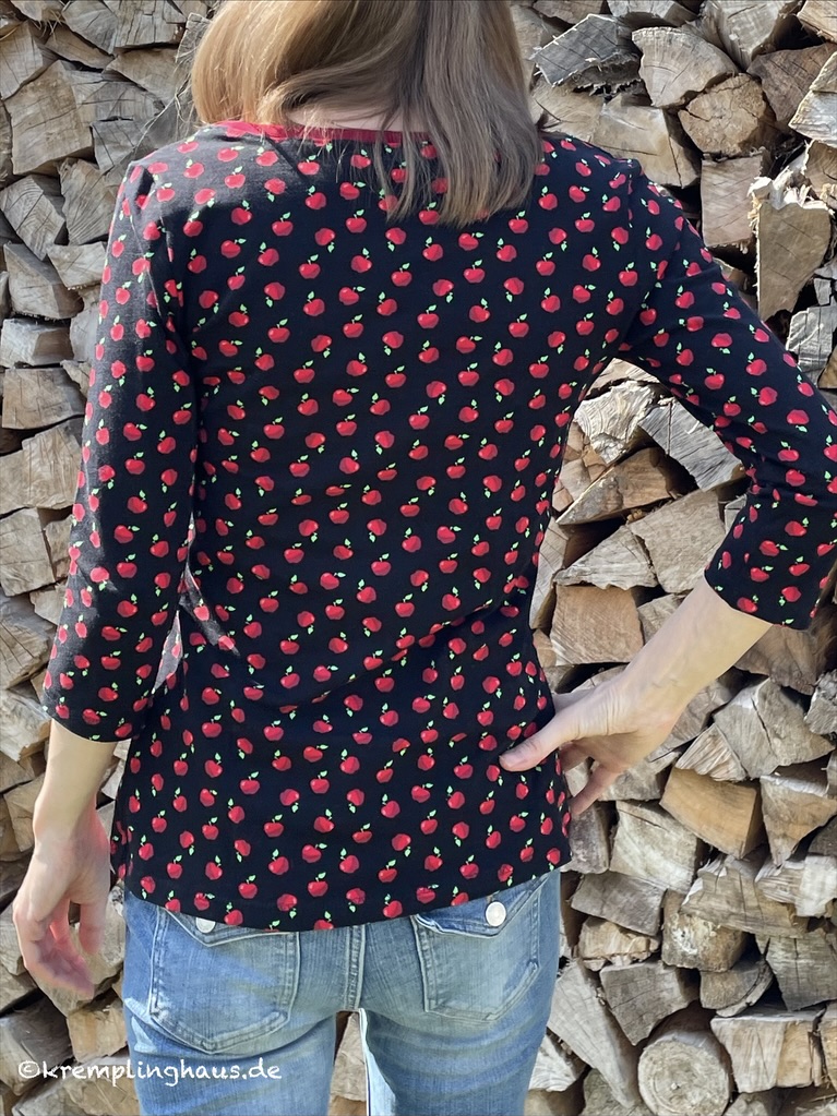 Shirt Liv mit 3/4-langen Ärmeln schwarz mit kleinen roten Äpfeln Rückansicht